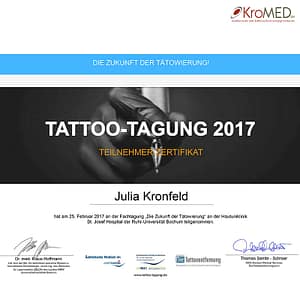 _Tattoo_Kongress Bochum Ruhr Universität - Teilnahmezertifikat KroMED Hamburg - Zertifikate - Fortbildung - Farbe die unter die Haut geht. Spitzentreffen zwischen Tätowierern, Laserspezialisten und Medizinern. Ein Erfahrungsaustausch auf Augenhöhe, mit der Bereitschaft gegenseitiger Anerkennung zur Akzeptanz eines Gewerbes aus der ehemaligen Schmuddelecke. Gute Tätowierer heben sich davon schon lange ab. Im Gegenteil, es wird auch von ihnen inzwischen für mehr Zugangsbeschränkungen im Sinne des Verbraucher-Schutzes geworben. Mein besonderes Interesse nach Bochum zu fahren, lag auf den Beiträgen der Pigmentherstellung und der Brustwarzenpigmentierung bzw. in diesem Fall der Tätowierung.