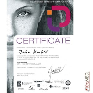 KroMED | Teilnahmezertifikat am internationalen Kongress für Permanent Make-up – High Definition Full Lips – von James Olaya. KroMED | Teilnahmezertifikat am internationalen Kongress für Permanent Make-up – High Definition Full Lips – von James Olaya. James Olaya. HDFL High Definition Full Lips. Er ist einer der bekanntesten südamerikanischen Profis. Er ist typisch brasilianisch, ein vielseitiger Künstler und ausgebildeter Visagist. Darüber hinaus ist er Make-up-Artist, absolvierte eine Ausbildung der Lasertherapie und ist Semi-Permanent Make-up Künstler mit mehr als 9 Jahren Erfahrung. Derzeit ist er Student der Biomedizin und Gewinner der ersten „Silam Meisterschaft in Uruguay 2015“. KroMED - hat den Workshop für vollere Lippenpigmentation besucht. Permanent International bestätigt hiermit, dass Julia Kronfeld erfolgreich am 3. Permanent International Congress Berlin vom 17. bis 19. Juni 2016 teilgenommen hat und an der innovativen Masterclass von: James Olaya, HDFL – High Definition Full Lips – farblich -optisch erhöhtes Lippenvolumen – pralle Lippen. Veranstalter der Veranstaltung: Permanent International Berlin, 19.06.2016 Sponsor und Dozent: Permanent Make-up – Magazin; Swiss Color – International; PMU World; Ionto Comed; Amiea – Perfection in Micropigmentation; Gaube Kosmetik; Finishing Touches Group – FTG; Scalp Optic Hair – Ptische HaareOdenVerdichtung; Ripar Cosmetici; Higimask;