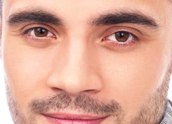 KroMED | Männer Augenbrauen Permanent Make-up_Diamant Blading in Hamburg. KroMED | Augenbrauen Permanent Make-up für den Mann in Hamburg. Auf dem Bild ist ein Mann zu sehen, dessen Augenbrauen kräftig und voll sind, aber bei genauem Hinsehen kleine Lücken aufweisen. Der Mann scheint gepflegt und bewusst auf sein äußeres Erscheinungsbild zu achten, was auf eine gewisse Eitelkeit schließen lässt. Obwohl die Augenbrauen insgesamt dicht sind, könnten diese kleinen Unregelmäßigkeiten durch Permanent Make-up ausgeglichen werden. Immer mehr Männer entscheiden sich für kosmetische Behandlungen, um ihr Erscheinungsbild zu optimieren, und Permanent Make-up für Männer ist eine anspruchsvolle Technik, die natürlich wirken muss. Für den Mann auf dem Bild wäre dies eine gute Lösung, um kleine Lücken in den Augenbrauen subtil auszugleichen, ohne dass es unnatürlich aussieht. Permanent Make-up- Diamant Blading bietet hier eine Möglichkeit, die vorhandene Fülle zu perfektionieren und die Form zu definieren. Kosmetische Behandlungen für Männer erfreuen sich zunehmender Beliebtheit, da sie ein gepflegtes und markantes Erscheinungsbild unterstreichen können.