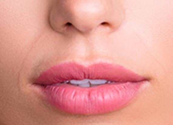 KroMED | Permanent Make-up Hamburg Long-Time-Liner Hamburg KroMED | Permanent Make-up Hamburg Lippen Kussmund Lippenpigmentierung | Das Bild zeigt volle, rosafarbene Lippen, die sehr gleichmäßig und gut definiert wirken – ein typisches Ergebnis einer Lippenpigmentierung durch Permanent Make-up. Die Lippen haben eine klare, symmetrische Kontur, was zu einem attraktiven Kussmund führt. In Hamburg, bei KroMED, können solche Lippenbehandlungen durchgeführt werden, um verblasste Konturen wiederherzustellen und den Lippen mehr Ausdruck und Farbe zu verleihen. Permanent Make-up sorgt für langanhaltende Ergebnisse, bei denen der natürliche Look der Lippen bewahrt wird.