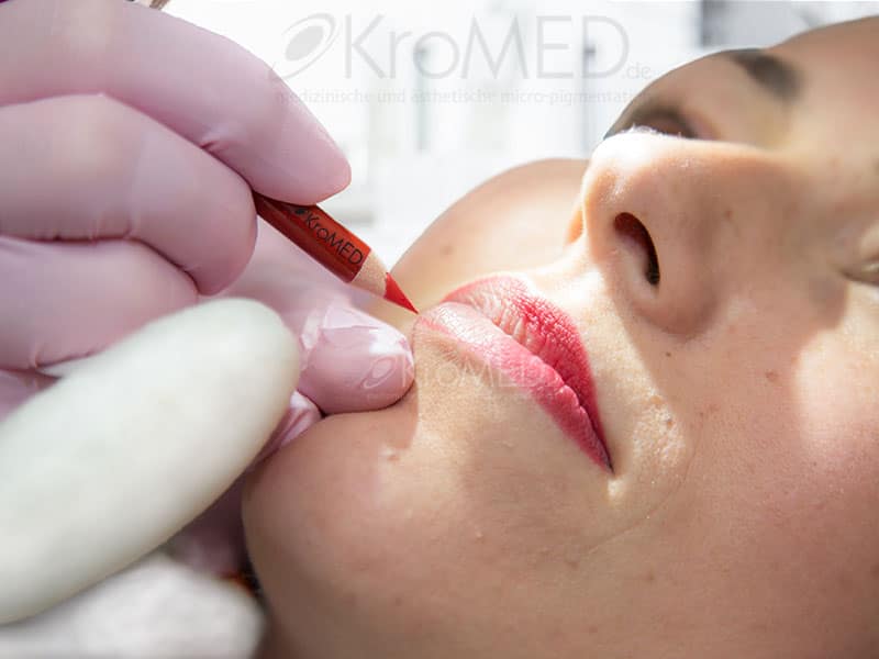KroMED | Permanent Make-up Hamburg | Lippenkontur-Vorzeichnung KroMED | Permanent Make-up Hamburg. Bei einem Lippen Permanent Make-up (PMU) ist es äußerst wichtig, vor Beginn der Pigmentierung eine akkurate und saubere Vorzeichnung der Lippenkontur zu zeichnen. Erst nachdem Sie der Vorzeichnung zugestimmt haben, beginnen wir mit der Arbeit. Wie bedeutsam diese absolut saubere Vorzeichnung ist, zeigen in unserer Praxis, immer wieder Lippen, die wir in ihrer Kontur oder Schattierung korrigieren soll. Hier wird leider viel zu oft luschig und nachlässig gearbeitet. Vertrauen Sie daher nur nachweislich qualifizierten Spezialisten für Permanent Make-up. Wir freuen uns auf Sie. #permanent Lippen, #Lippenbehandlung, #Lippenkontur, #Anschattierung, #Teil- oder Vollschattierung, #verblassender Lippenrand, #Lip-Light, #Lippenherzkontur, #Lippenkorrektur bei Herpes-Narben, #Lippen Kontur verblasst , #Lippenmodulation, #Lippenvolumen, #definierte Lippenkontur, #asymmetrische Lippen